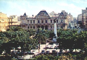 La place FOCH, la mairie et le Boulevard JOFFRE